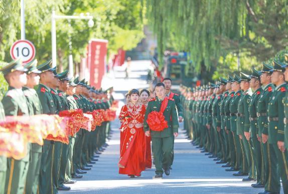 武警青海总队首届集体婚礼举行