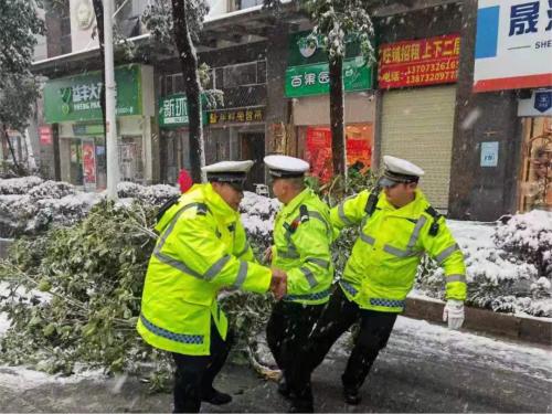 奋战风雪！湘潭公安交警全警上岗，护航寒冬平安路