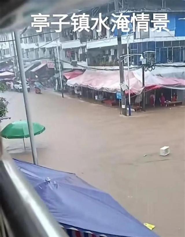 暴雨致达州多区县河水猛涨部分商户被淹撤离