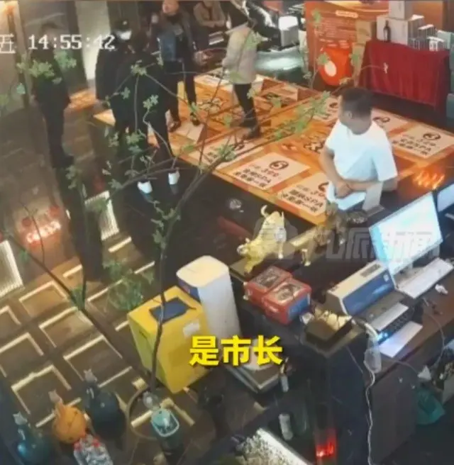 男子足浴店猥亵打人，还叫嚣“我叔叔是市长”，警方回应：当时已出警，正在调查中