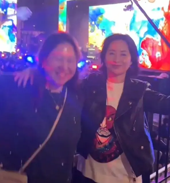 何超琼亮相谢霆锋美食节，与干女儿跳舞好开心，栏杆小酌好惬意