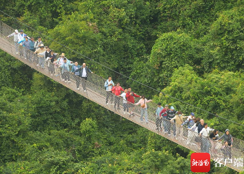 组图｜三亚旅游“热辣滚烫” 各景区人头攒动