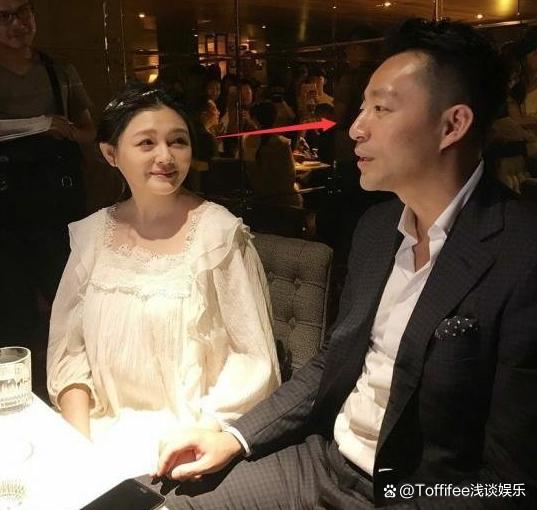 不是庄锶敏，汪小菲和美女大方挽手臂逛街，如此高调难怪大S急了