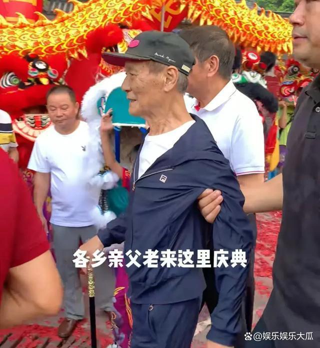 港星陈惠敏回内地祭祖，身体糟糕需两人扶持