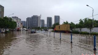 暴雨致厦门城区内涝 消防紧急出动排除险情