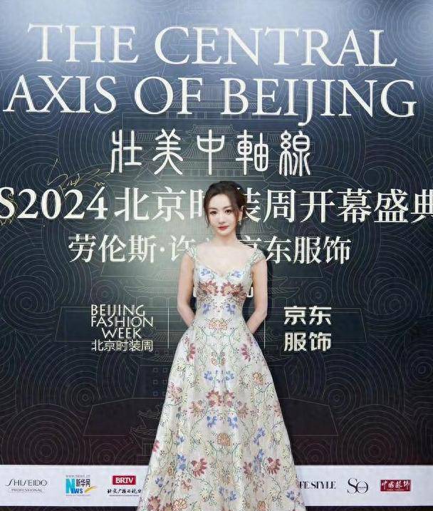 42岁的杨蓉在北京时装周的表演中展现了她的美丽和自信