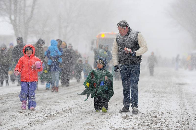 美国多地遭遇强降雪 纽约州部分地区进入灾难紧急状态