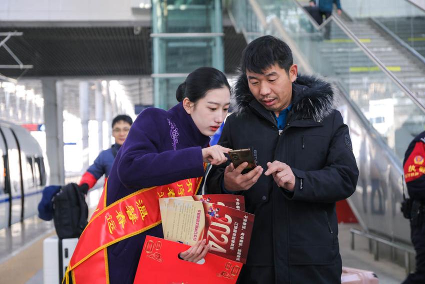 春运首日：吹响服务集结号 情暖旅客回家路