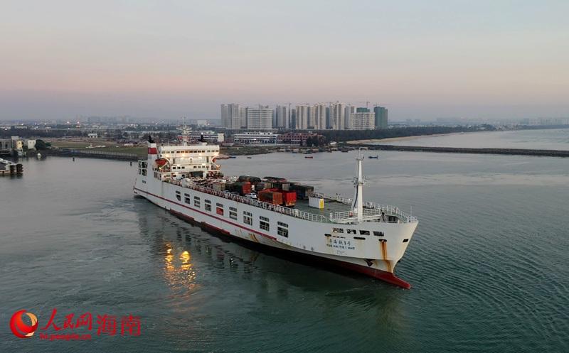 步履匆匆 归乡情浓 海口铁路港口迎来客流高峰