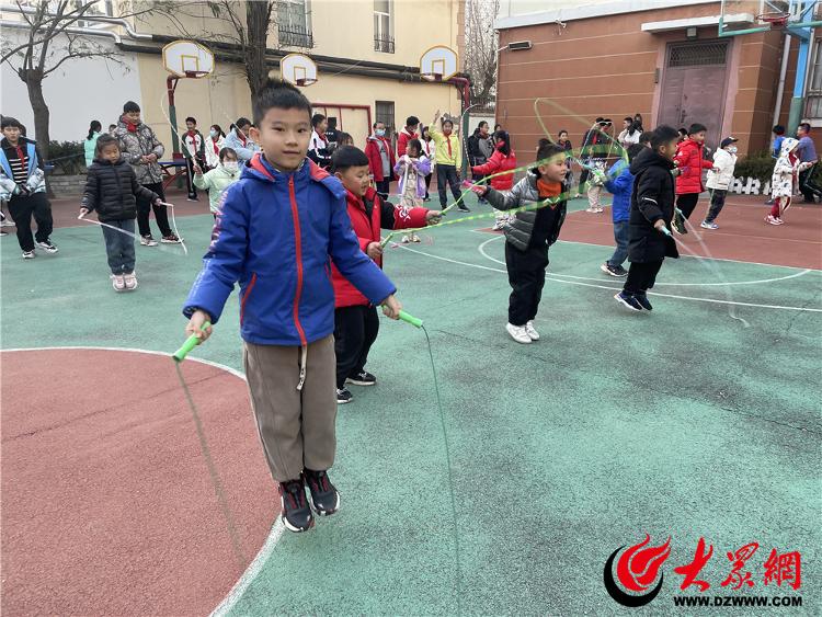 绳舞飞扬 跃出精彩 青岛包头路小学举行校园跳绳比赛