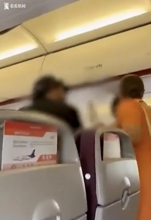 航班起飞前男子大闹机舱 要求飞机掉头取回行李