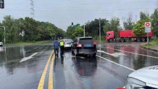 雨天路滑，司机未保持安全距离，且速度较快导致两车追尾