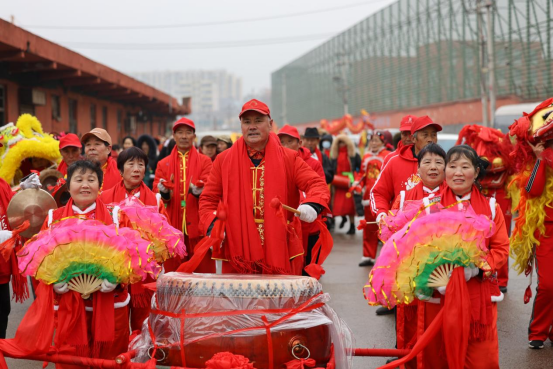 山东日照：千人秧歌锣鼓场面震撼！热情爆棚的乡村年味来了