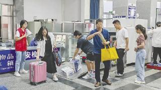 益阳火车站6名热心志愿者在火车站协助做好服务工作