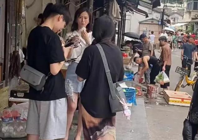 翁虹暑假带女儿去浙江玩！路边商店买零食接地气