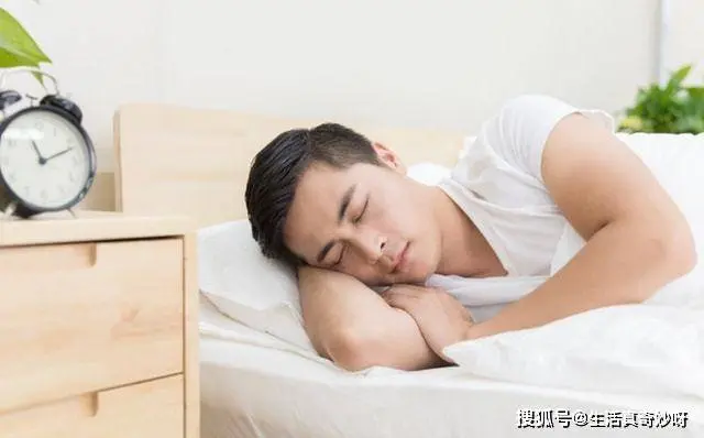 男性坚持“裸睡”有哪些好处？以下4点，尽量注意