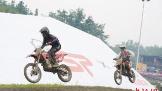 2024四川省越野摩托车障碍赛雨中开赛