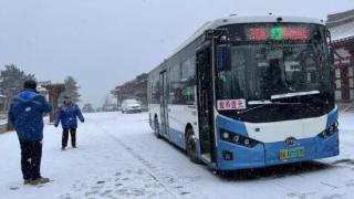 天龙山突降大雪 公交送游客下山