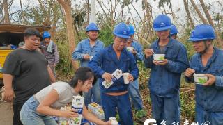 海南文昌市东阁镇慰问驰援抢修复电一线人员