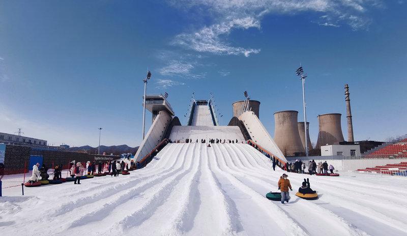 组图：“雪飞天”化身冰雪乐园 市民春节期间感受冰雪运动魅力