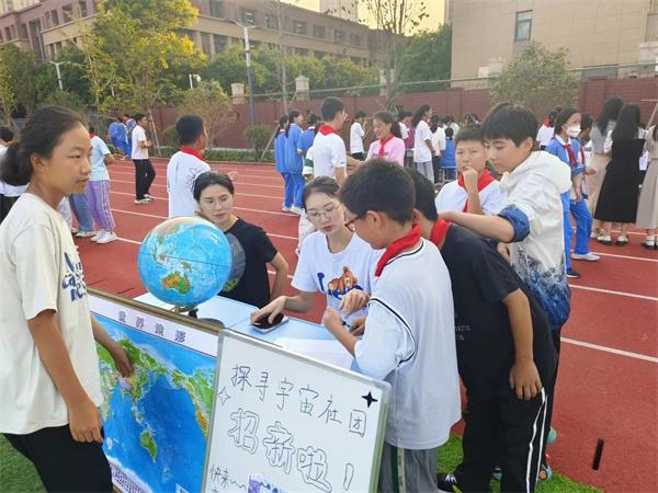 郑州四中管城校区开展社团纳新活动