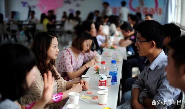 女人在喜欢的男人面前的三种表现形式，反映出内心情感