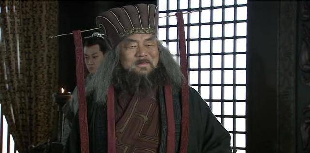 董卓舍得送赤兔马给吕布，为什么只封吕布为中郎将