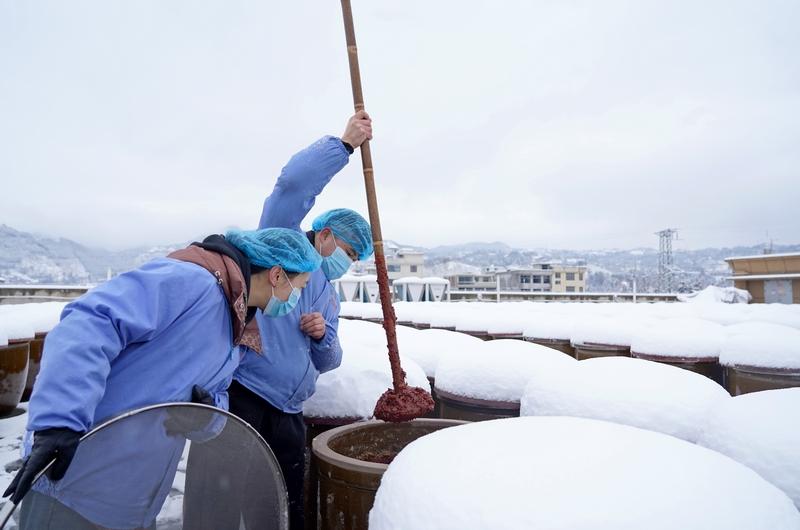 纳雍：豆瓣酱“浴雪”，纳味鲜极力护航