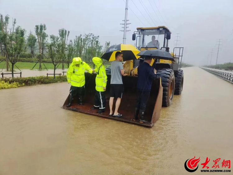 暴雨突袭“警”急守护|临港交警化身风雨“守路人”