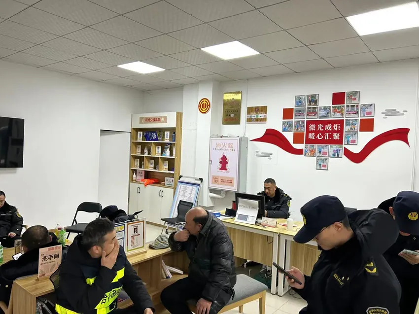 寒潮冻雨再袭武汉，社区取暖点、户外工作者驿站战寒潮