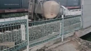 天津一货运火车与罐车发生碰撞 当地：未造成人员死亡