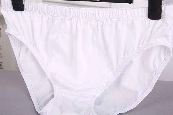 女人的内裤该如何挑选？浅色的好吗？答案和你想的不一样