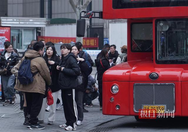 可乘坐三条环游线领略江城风光，双层全景观光巴士受游客青睐