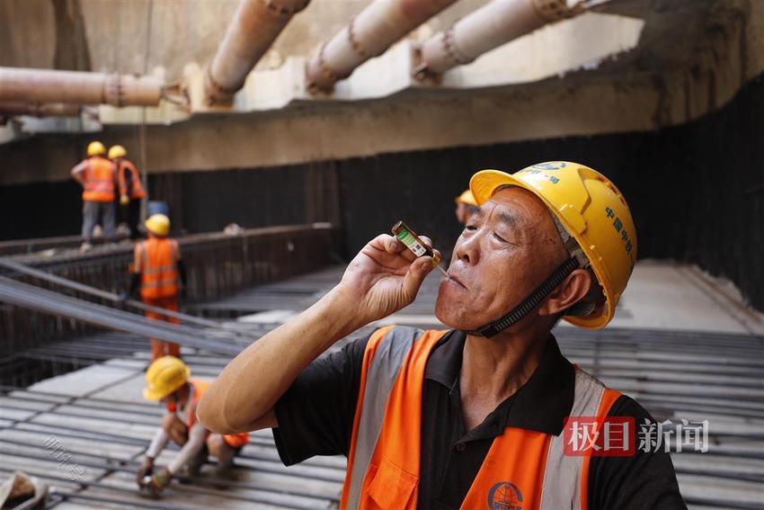 武汉地铁新港线一期：戴手套拿钢筋，司索工高师傅半天喝6斤水