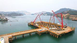 巴羌高速岩滩水库特大桥完成主墩承台钢吊箱封底混凝土浇筑