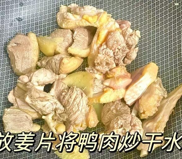 在冬季多喝汤，可以暖身，还有助于增强抵抗力，预防感冒等疾病