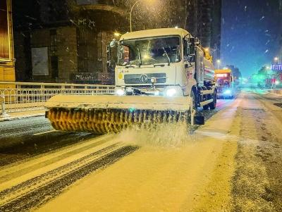 超十万人次昨扫雪除冰