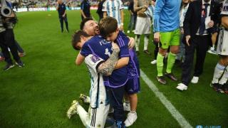 世界杯决赛：梅西和孩子相拥庆祝