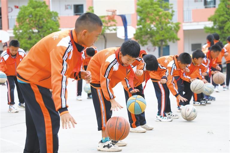 鲁依小学：两大球活动装点孩子七彩童年