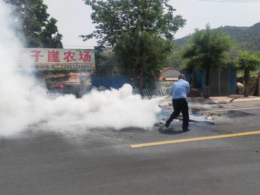 三轮车突然着火 巡逻交警秒变消防员