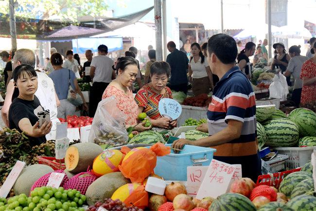 泸州龙马潭：便民市场再升级 让“烟火气”飘出文明风