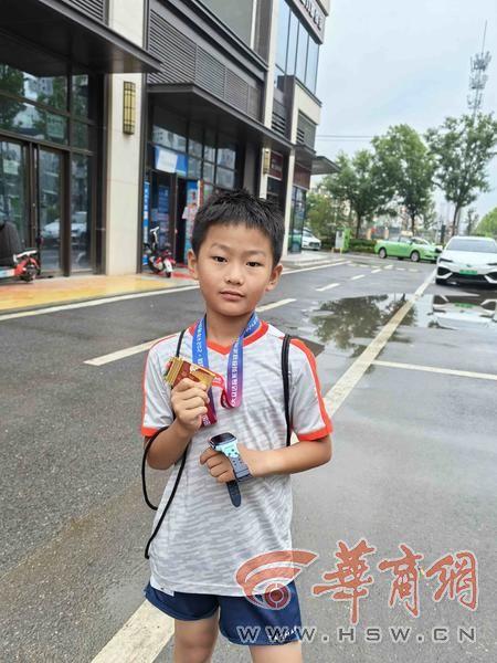 西安8岁小孩哥勇闯“U18 400米赛” 网友直呼“强大”