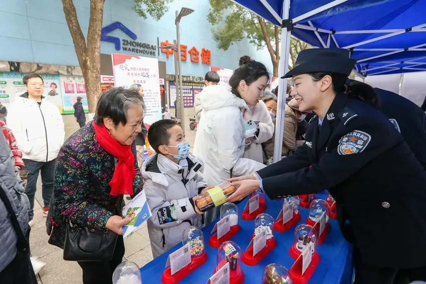 零食？糖果？新型毒品！禁毒宣传走上街头，告诉更多街坊们