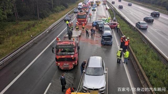 高速公路上翻越“墙式护栏”导致车祸