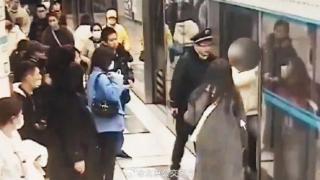 北京一乘客因纠纷堵门导致地铁外环延误8分钟被行拘