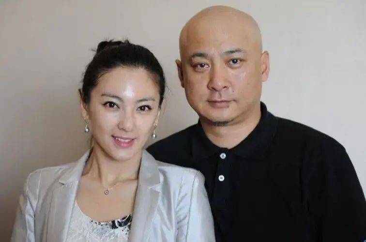 离婚后没再婚的女星，约会小鲜肉，不缺伴侣，把儿子当“丈夫”养