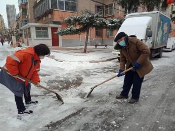 风雪无情人有情 泰安市泰山区花园社区清理积雪在行动