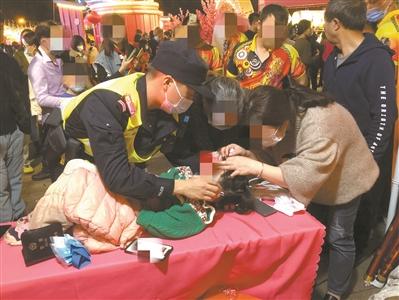 民警救受伤女童奔跑600米