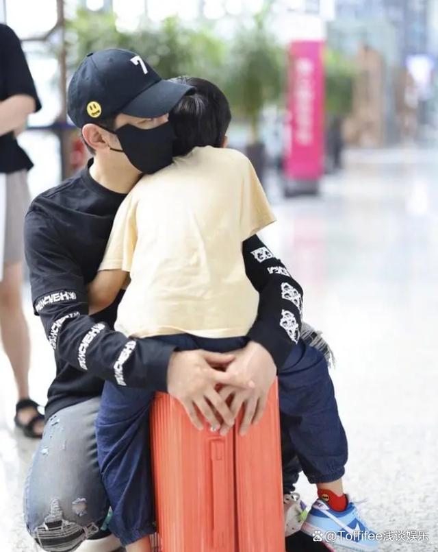 汪小菲晒儿女，是父爱满满！为何黄晓明机场带儿子被拍就是作秀？