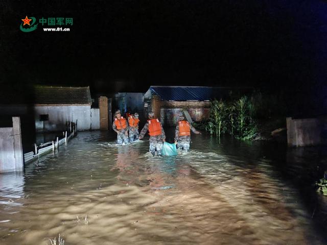 吉林省遭遇暴雨，子弟兵、民兵奔赴一线抢险救灾